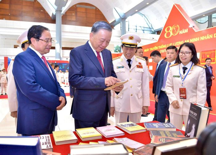 Tổng Bí thư, Chủ tịch nước Tô Lâm và các đại biểu tham quan triển lãm về lực lượng An ninh nhân dân. Ảnh: Viết Thành