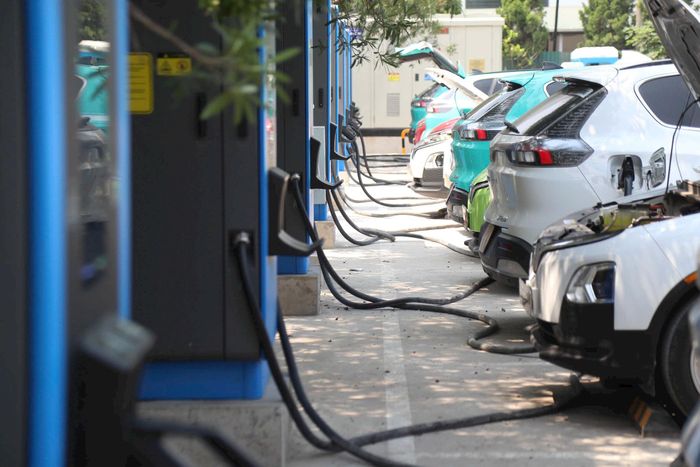 Việc phát triển mạnh hạ tầng trạm sạc đã góp phần thúc đẩy người dân chuyển đổi phương tiện sử dụng năng lượng sạch. Ảnh: Tuấn Lương