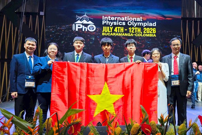 Thành viên dẫn đoàn cùng 5 học sinh Việt Nam tại Olympic Vật lý quốc tê 2026. Ảnh: Moet