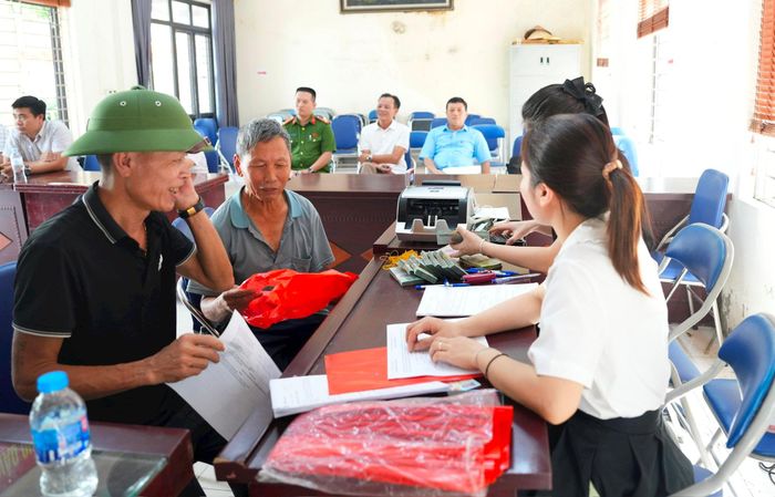 Các hộ gia đình xã Sơn Đồng nhận tiền bồi thường, hỗ trợ và tái định cư khi Nhà nước thu hồi đất để thực hiện dự án Depot Sơn Đồng. Ảnh: TD