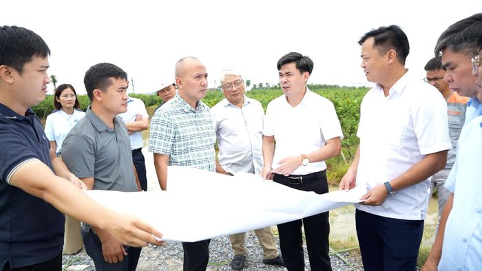 Các đơn vị xã Dương Hòa tổ chức bàn giao mặt bằng dự án Depot Sơn Đồng tại thực địa. Ảnh: CT