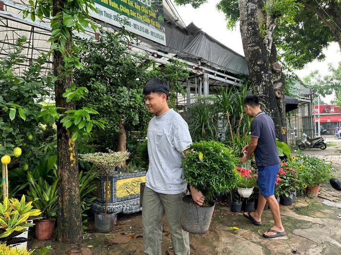 Các lực lượng tham gia giải tỏa vi phạm trật tự đô thị. Ảnh: Phương Lộc