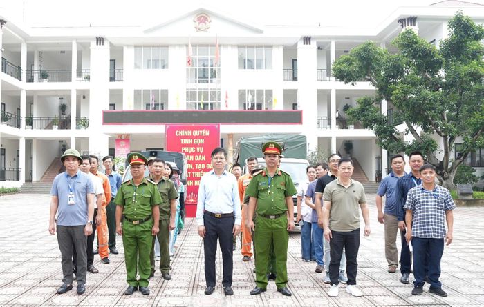 Các lực lượng tham gia giải tỏa vi phạm trật tự đô thị. Ảnh: Phương Lộc