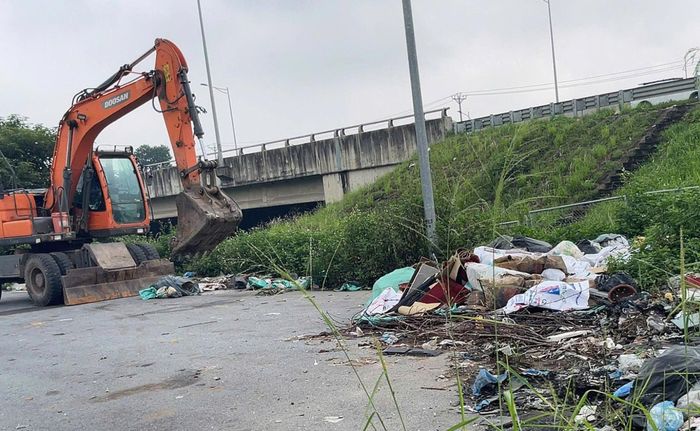 Các lực lượng tham gia dọn dẹp, giữ gìn vệ sinh môi trường. Ảnh: Phương Lộc