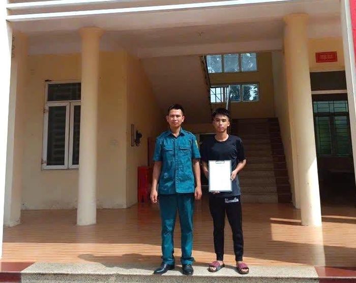 Thanh niên Nguyễn Anh Đức nộp đơn tình nguyện nhập ngũ. Ảnh: DH.