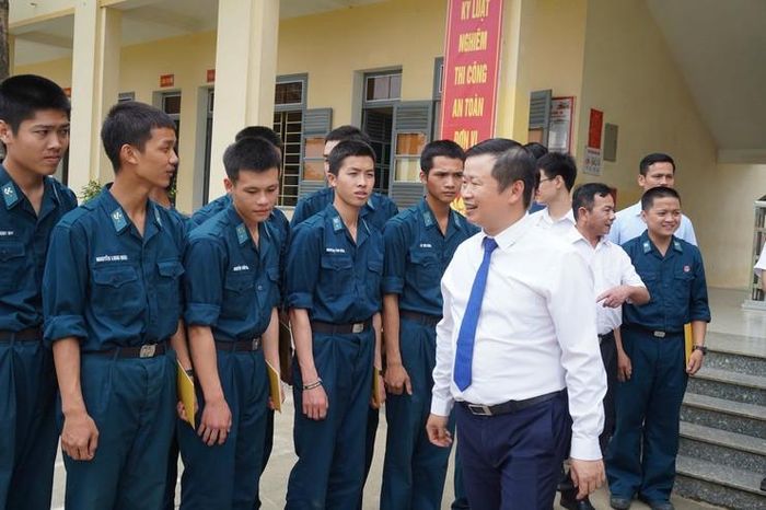 Lãnh đạo xã Dân Hòa thăm, động viên tân binh. Ảnh: Lê Dung.