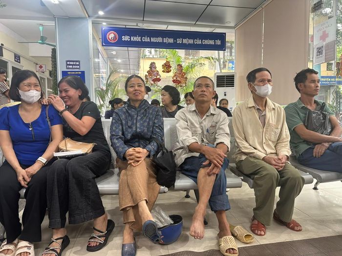 Người dân chờ đến lượt khám theo danh sách đã đăng ký. Ảnh: Thu Oanh