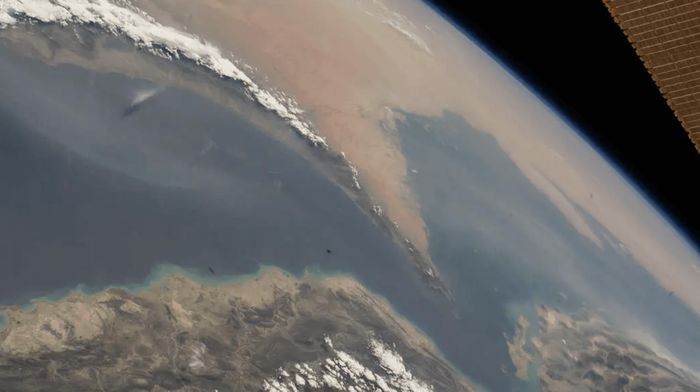 Eo biển Hormuz nối Vịnh Oman với Vịnh Ba Tư. Ảnh: NASA