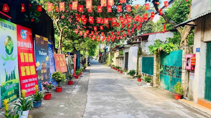 Các tuyến đường hoa do hội viên phụ nữ phường Phú Diễn xây dựng, chăm sóc góp phần tạo diện mạo sáng, xanh, sạch, đẹp cho khu dân cư. Ảnh: PV
