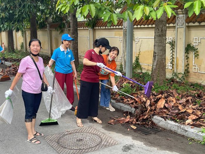 Cán bộ, hội viên phụ nữ phường Phú Diễn tích cực tham gia phong trào “Ngày cuối tuần xanh”, chung tay giữ gìn vệ sinh môi trường tại khu dân cư.