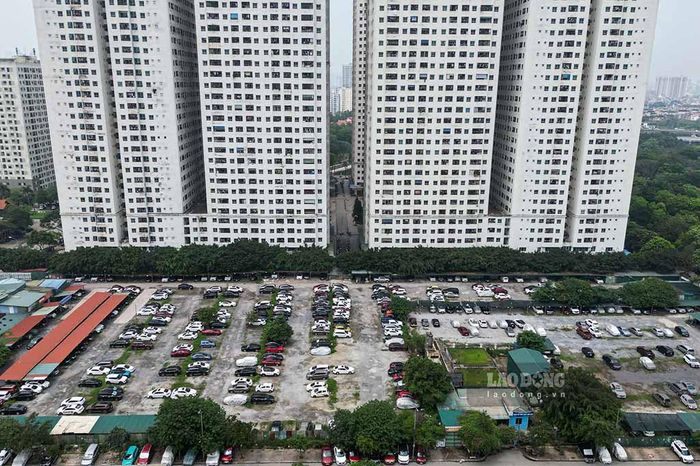 Với khoảng 8.000 xe ô tô và trên 80.000 xe máy, nhưng nhiều năm qua phường Hoàng Liệt (Hà Nội) chỉ có 11/63 bãi xe có giấy phép hoạt động. Ảnh: TA