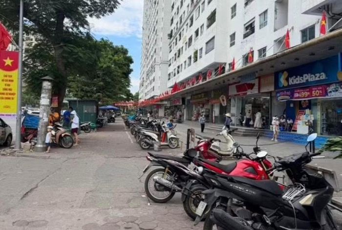 "Với việc rà soát, tiến hành cấp phép các địa điểm "lưỡng dụng" sẽ giảm phần nào áp lực thiếu bãi xe tĩnh cho người dân Linh Đàm", Phó Chủ tịch UBND phường Hoàng Liệt Tạ Việt Dũng cho biết. Ảnh: TA.