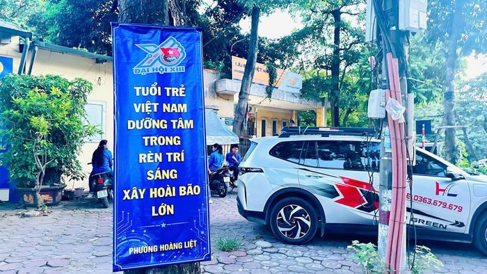 Tình trạng xe đỗ trên vỉa hè, địa điểm công cộng tại phường Hoàng Liệt đã diễn ra nhiều năm qua do quy hoạch bãi trông giữ xe thiếu trầm trọng. Ảnh: HL.