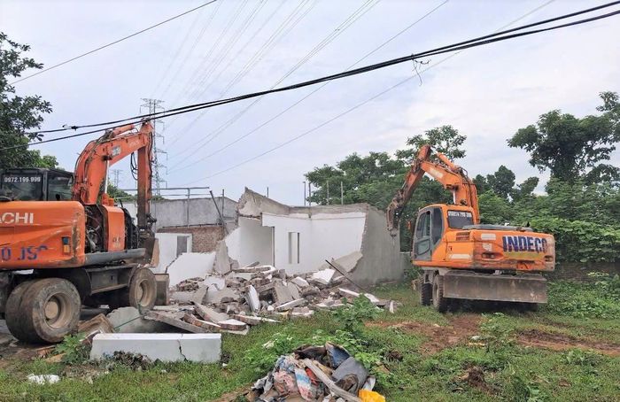 Việc cưỡng chế các công trình vi phạm thể hiện quan điểm "nói không" với mọi trường hợp vi phạm pháp luật về đất đai trên địa bàn của UBND xã An Khánh. Ảnh: AK