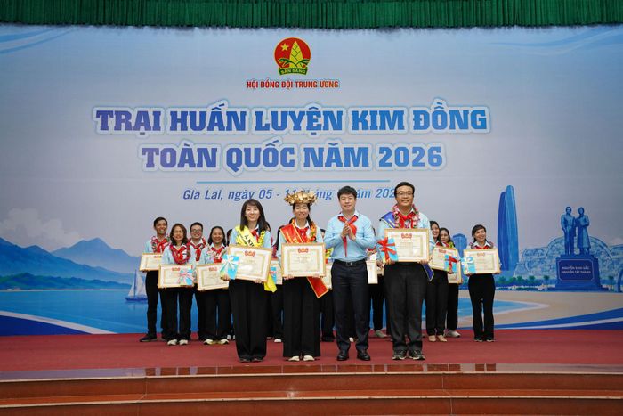 Phó Chủ tịch Thường trực Hội đồng Đội Trung ương Lê Hải Long trao Danh hiệu Thủ khoa và Á khoa Trại Huấn luyện Kim Đồng cấp I toàn quốc. Ảnh: Phan Tuấn