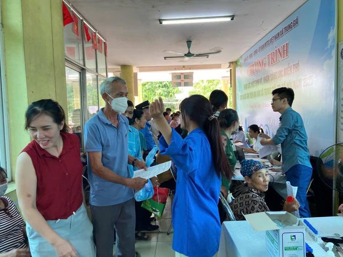 Đoàn thanh niên xã Trung Giã tham gia hỗ trợ tiếp đón, hướng dẫn người dân đến khám bệnh theo đúng quy trình. Ảnh: PV