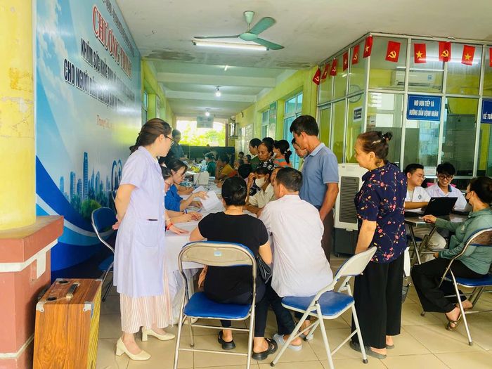 Đông đảo người dân xã Trung Giã đến Trạm Y tế xã để khám bệnh miễn phí. Ảnh: PV