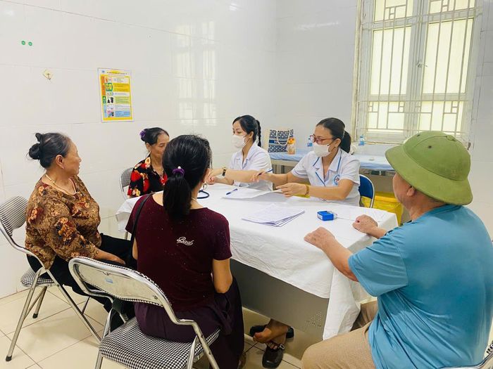 Đội ngũ y, bác sĩ khám và tư vấn sức khỏe cho người dân. Ảnh: PV