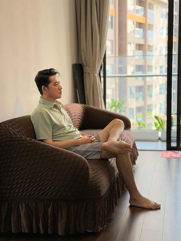 Từ khi bị đột quỵ, Huỳnh Anh Tuấn dọn về căn hộ tiện nghi ở TP HCM để người thân tiện chăm sóc và thoải mái dưỡng bệnh. Thỉnh thoảng, anh về nhà vườn chơi, thăm căn chòi lá quen thuộc từng dùng để quay vlog, nhưng chỉ vào những hôm thời tiết mát mẻ. Nghệ sĩ từng nói anh bồi hồi mỗi khi ngắm cảnh vườn tược thanh bình và dãy nhà gỗ mới xây, nơi anh ấp ủ loạt ý tưởng làm kênh còn dang dở.