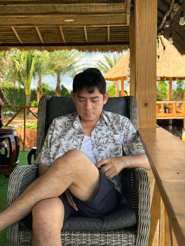 Nam diễn viên cho biết anh rất nhớ phim trường và muốn vào bếp quay video nhưng chưa thể ưu tiên việc đó lúc này vì thể lực hạn chế. Ở tuổi U60, nghệ sĩ lo xa và có ý thức giữ gìn sức khỏe hơn sau lần đột quỵ. Dù vậy, anh thường xem lại các video cũ để có thêm niềm vui và động lực sớm hồi phục, trở lại công việc.