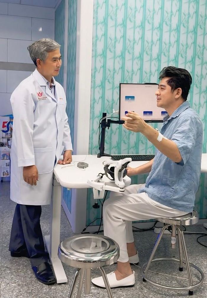 Cuộc sống bình dị ấy bị đảo lộn giữa năm 2025, khi anh gặp biến cố sức khỏe lúc đang ghi hình, được đưa đi cấp cứu trong tình trạng bất tỉnh. May mắn, anh vượt cơn hiểm nghèo, sau đó tập vật lý trị liệu trong vài tháng và từng bước cải thiện.