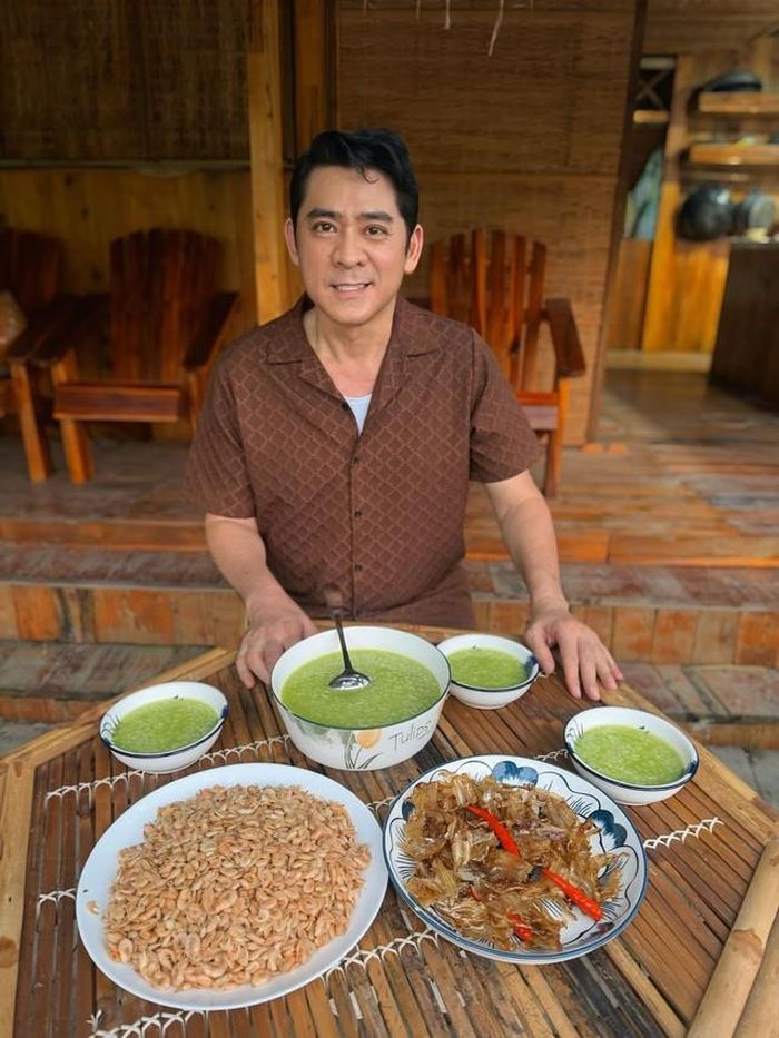 Kênh ẩm thực từng gắn bó với Huỳnh Anh Tuấn nay do ê-kíp, đặc biệt là trợ lý của anh, đảm nhận sản xuất và duy trì nội dung. Khi tham gia quay, anh chỉ xuất hiện góp vui hoặc nấu bằng một tay; những việc nặng như sơ chế, bưng vác đều có mọi người lo. Giọng của anh được sử dụng trong video nhờ AI.
