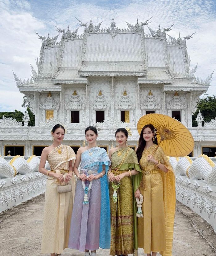 Hoa hậu Ý Nhi cùng hội chị em xuất hiện tại Thái Lan.