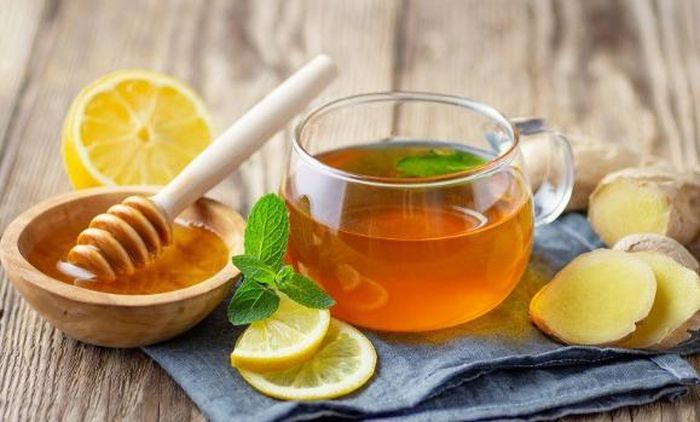 Sử dụng nửa quả chanh, 2 thìa mật ong, khuấy đều với nước ấm cho mật ong và nước chanh tan vào nhau. Nên uống vào buổi sáng sau khi ngủ dậy để có hiệu quả tốt nhất.