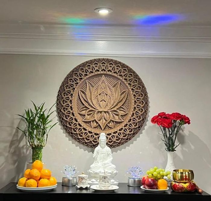 Trong nhà, dù sang Mỹ, gia đình Trang Trần vẫn giữ những thói quen tín ngưỡng khi còn ở Việt Nam. Nơi thờ cúng Phật trong nhà doanh nhân Louis Trần đơn giản mà trang nghiêm.
