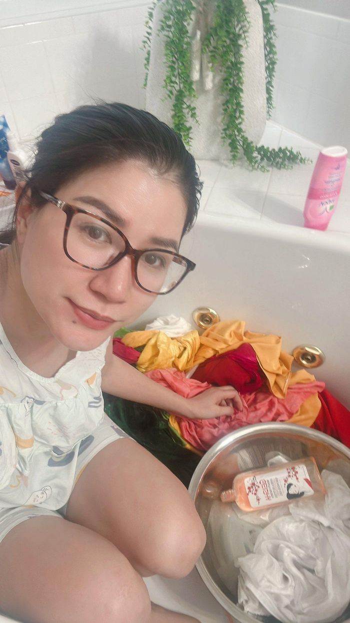 Nữ người mẫu Việt nổi tiếng không ngại ngần chia sẻ hình ảnh mình khi làm nghề dọn vệ sinh.