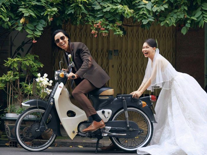 Bộ ảnh ngọt ngào mà nữ nghệ sĩ vừa chia sẻ cùng với những khoảnh khắc "tình bể bình" của cả hai khiến nhiều khán giả không khỏi ngưỡng mộ.