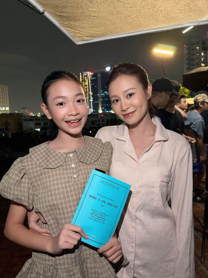 Diễn viên Quỳnh Châu chia sẻ hình ảnh hậu trường khi đóng phim "Dưới ô cửa sáng đèn". Trong phim, cô vào vai Diệu - một người phụ nữ trải qua sóng gió hôn nhân khi bị chồng phản bội.
