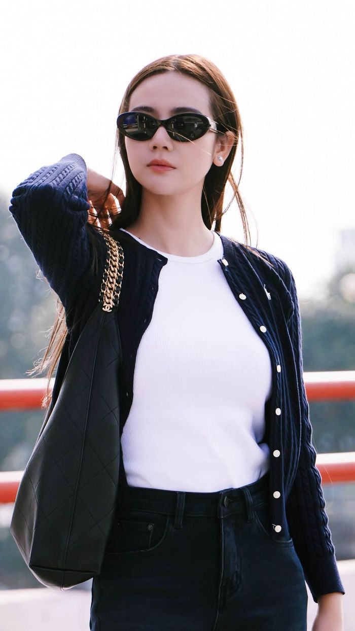 Diễn viên Huyền Lizzie gây chú ý với hình ảnh nữ "Tổng tài" xinh đẹp, sang trọng.