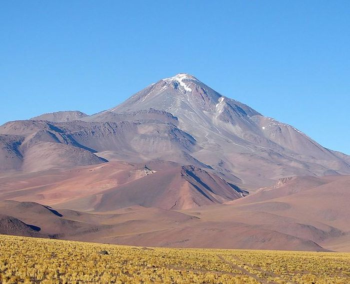 Đỉnh núi lửa Llullaillaco thuộc dãy Andes Trung, nơi có độ cao chạm ngưỡng gần 6.739 mét so với mực nước biển. Ảnh: Wikimedia