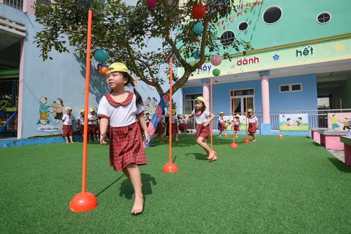 Chế độ ăn cân đối và hoạt động thể lực phù hợp là chìa khóa sức khỏe cho trẻ em.