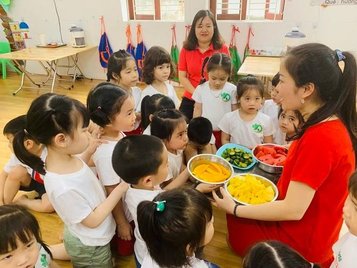 Gia đình và nhà trường được xem là hai môi trường quan trọng nhất giúp hình thành thói quen ăn uống lành mạnh cho trẻ.