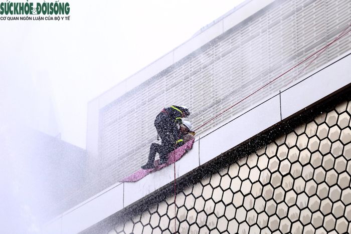 Trong quá trình xử lý sự cố tầng hầm, kịch bản tiếp tục giả định xảy ra cháy tại nhà hàng ở tầng 3 do rò rỉ khí gas sau va chạm vào đường ống cấp gas. Đám cháy có nguy cơ lan sang các nhà hàng lân cận, làm tình huống chữa cháy trở nên phức tạp hơn.