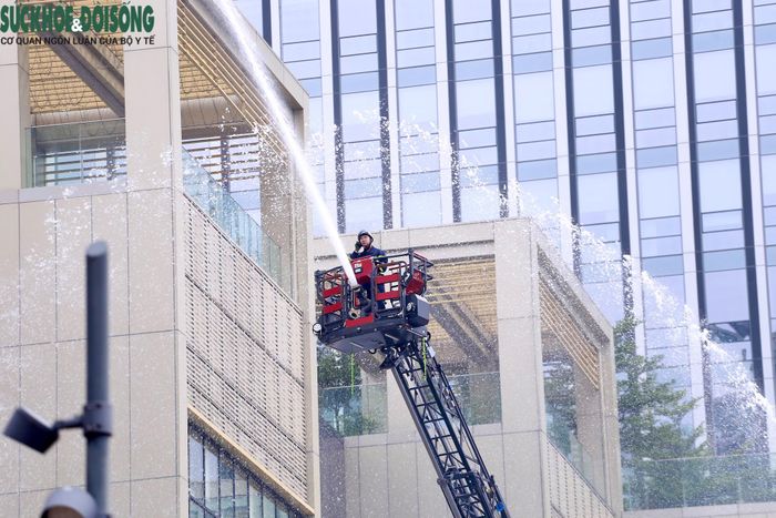 Sau khi toàn bộ nạn nhân được đưa ra ngoài, các mũi chữa cháy sẽ đồng loạt tổng tấn công, khống chế hoàn toàn đám cháy tại tầng hầm và khu vực nhà hàng tầng 3.