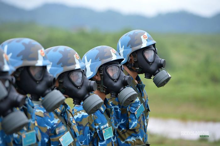 Các chiến sĩ pháo phòng không nhanh chóng đeo mặt nạ phòng độc sau khi hoàn thành loạt bắn hạ mục tiêu.