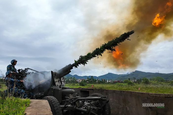 Khoảnh khắc pháo nhả đạn.