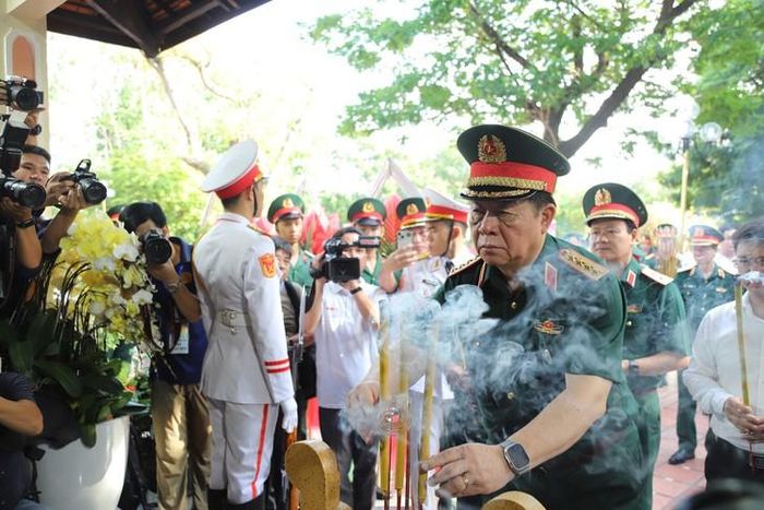 Đại tướng Nguyễn Trọng Nghĩa nhấn mạnh công tác tìm kiếm, quy tập và xác định danh tính hài cốt liệt sĩ là nhiệm vụ thiêng liêng, thể hiện trách nhiệm của thế hệ hôm nay đối với các Anh hùng liệt sĩ. Ảnh: P.Thương