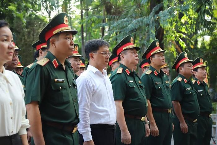 Đại tướng Nguyễn Trọng Nghĩa dẫn Đoàn công tác đã tổ chức dâng hoa, dâng hương tưởng niệm cố Tổng Bí thư Trần Phú và các anh hùng liệt sĩ. Ảnh: P.Thương.