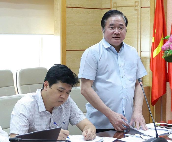 TS.BS Hoàng Minh Đức - Cục trưởng Cục Phòng bệnh báo cáo tại cuộc họp.