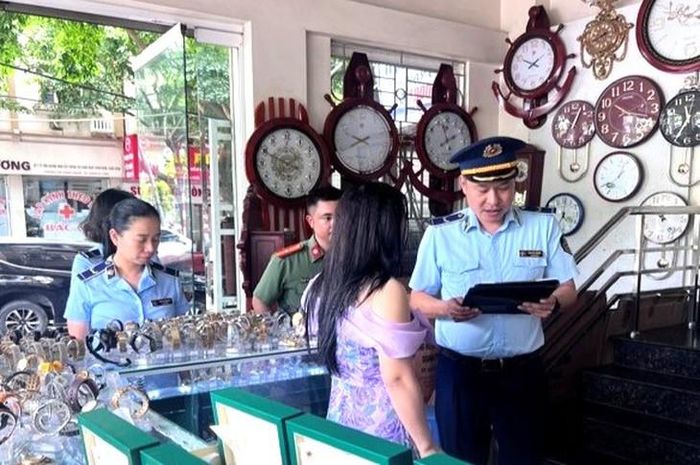 Cơ quan chức năng làm việc tại cơ sở kinh doanh đồng hồ T.T. Ảnh: Cơ quan Công an.