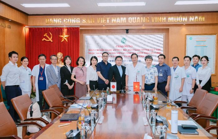 PGS.TS. Đào Xuân Cơ gặp lại những đồng nghiệp Nhật Bản sau 2 thập kỷ – những người đã đồng hành cùng Bệnh viện Bạch Mai trong hành trình đưa ECMOvề Việt Nam và phát triển chuyên ngành hồi sức tích cực
