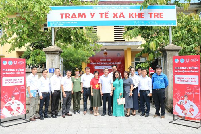 Các đại biểu chụp ảnh lưu niệm.