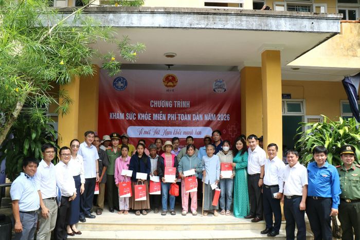 Thứ trưởng cùng các đại biểu trao tặng quà cho người dân tại Trạm Y tế xã Khe Tre.