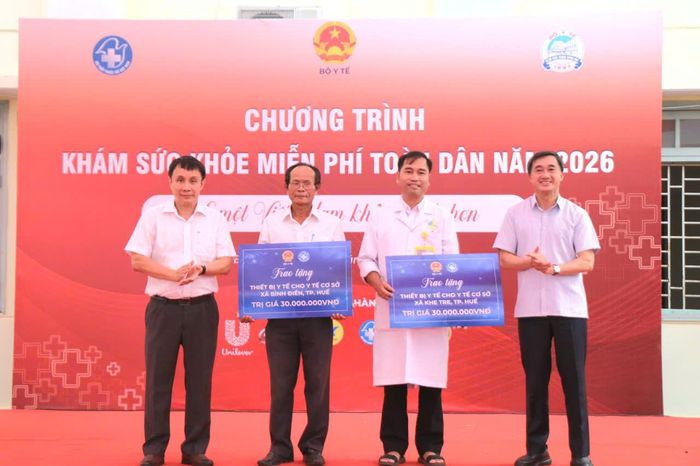 GS.TS Trần Văn Thuấn, Thứ trưởng Bộ Y tế, Chủ tịch Hội đồng Y khoa quốc gia và GS.TS Phạm Như Hiệp, Giám đốc Bệnh viện Trung ương Huế trao tặng thiết bị y tế cho y tế cơ sở 2 xã Khe Tre và Bình Điền.