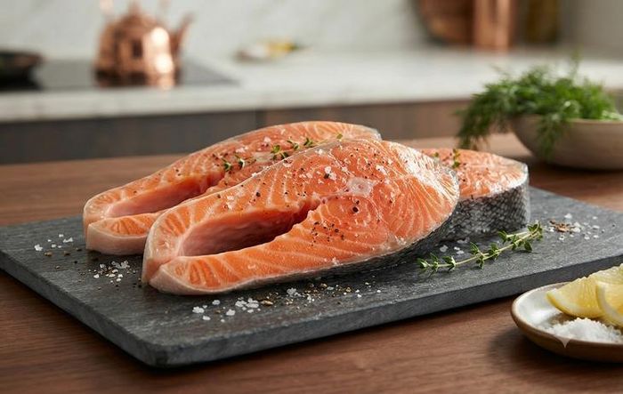 Cá béo là thực phẩm giàu acid béo omega-3 tốt cho não bộ.