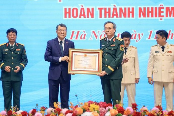 Thủ tướng Lê Minh Hưng trao Huân chương Bảo vệ Tổ quốc hạng Nhì cho Cục Cứu hộ - Cứu nạn (Bộ Tổng Tham mưu). Ảnh VGP/Nhật Bắc
